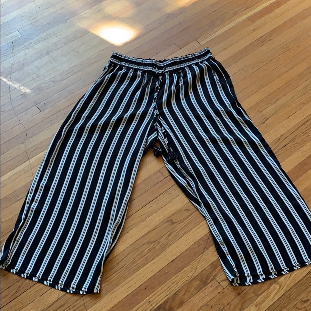 Black and white flowy pant